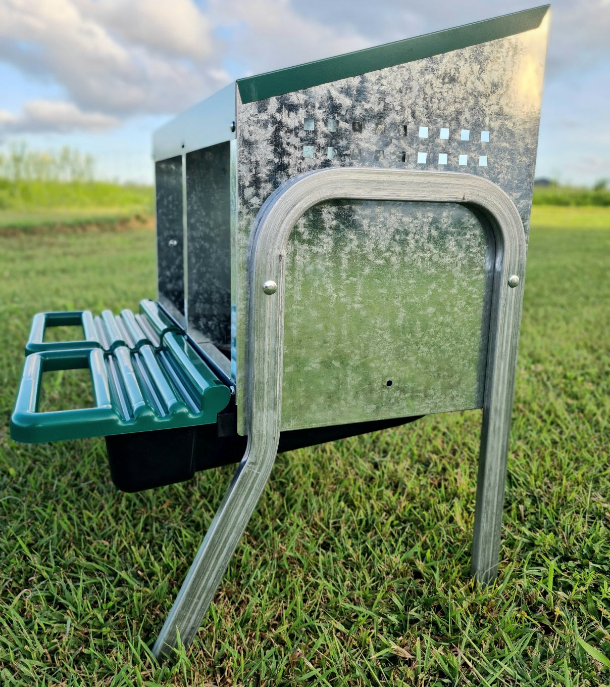 rollaway nesting box with optional mounting legs side view